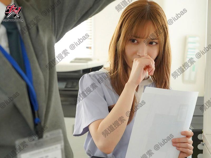 小个子金发女郎被你见过的最大鸡巴摧毁