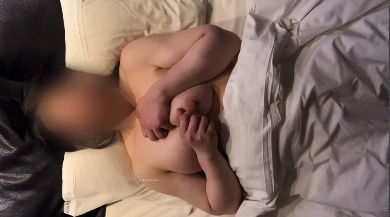 一起来吧小宝贝按摩床上激情双飞，黑丝情趣享受两个骚逼的活服务真棒，轮流爆草配合小哥抽插
